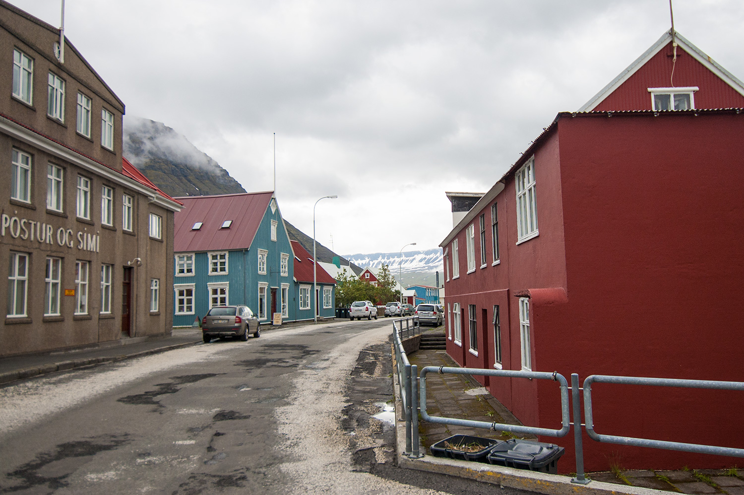 Dans le temps du DVD, le toît de la maison bleu était blanc et leur enseigne était toujours là.