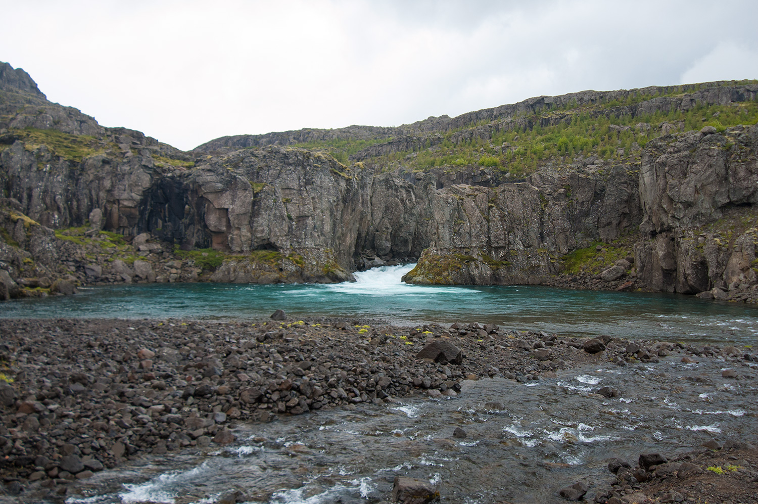 Impressionnant bleu par ce temps si gris.