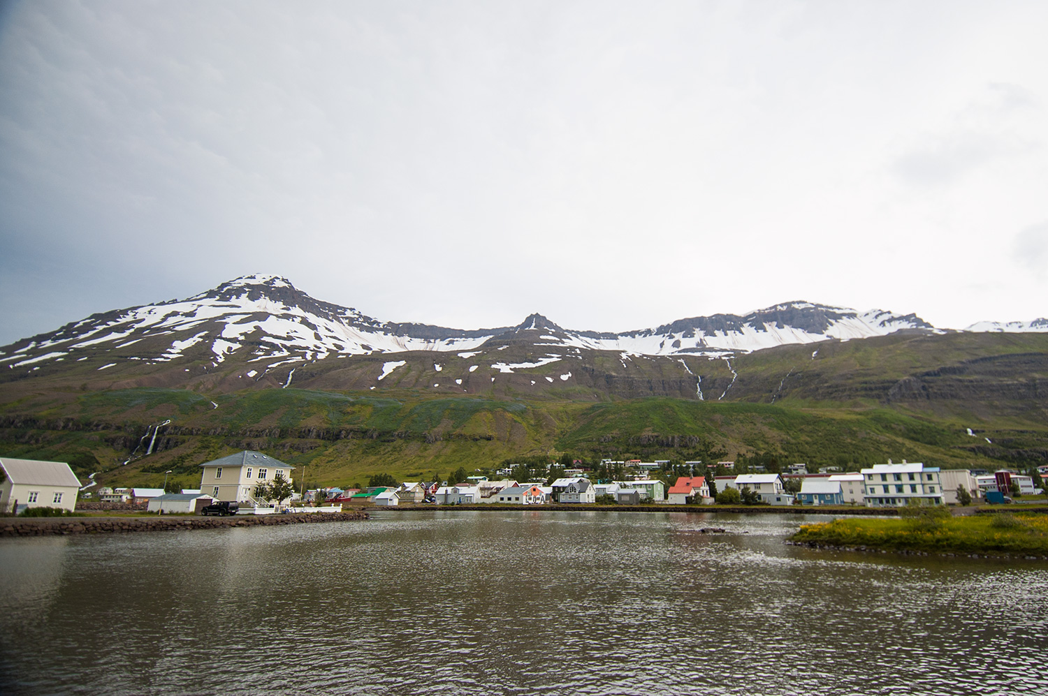 La ville et son décor tout à fait charmant.