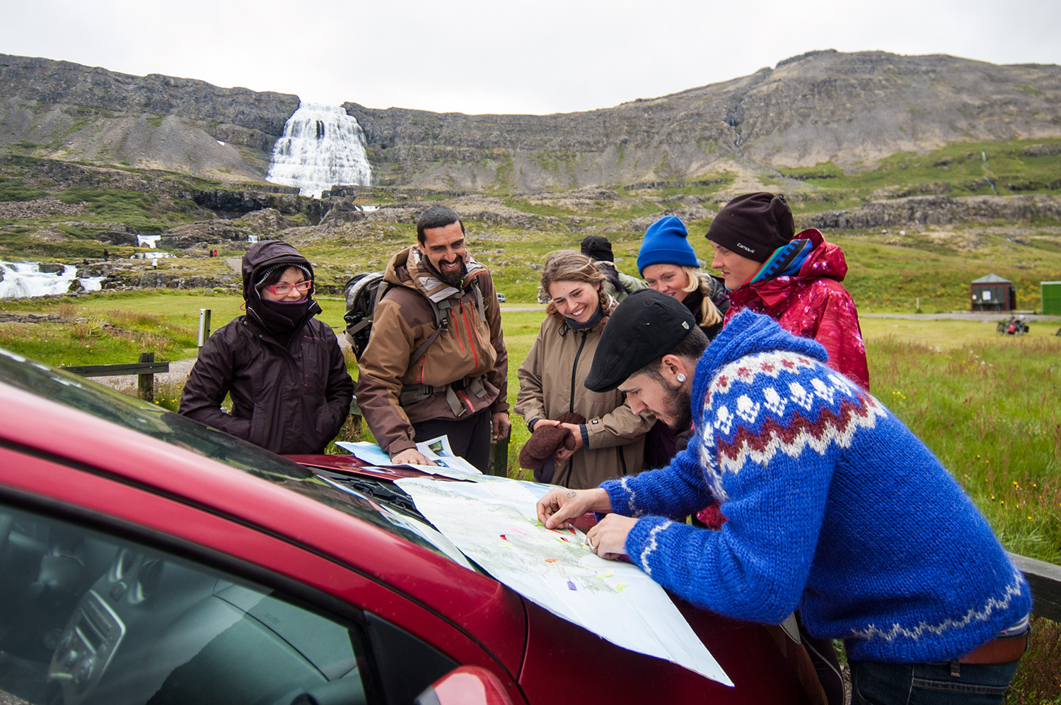 Avant d'aller visiter la chute, on compare nos cartes et on se partage nos découvertes.