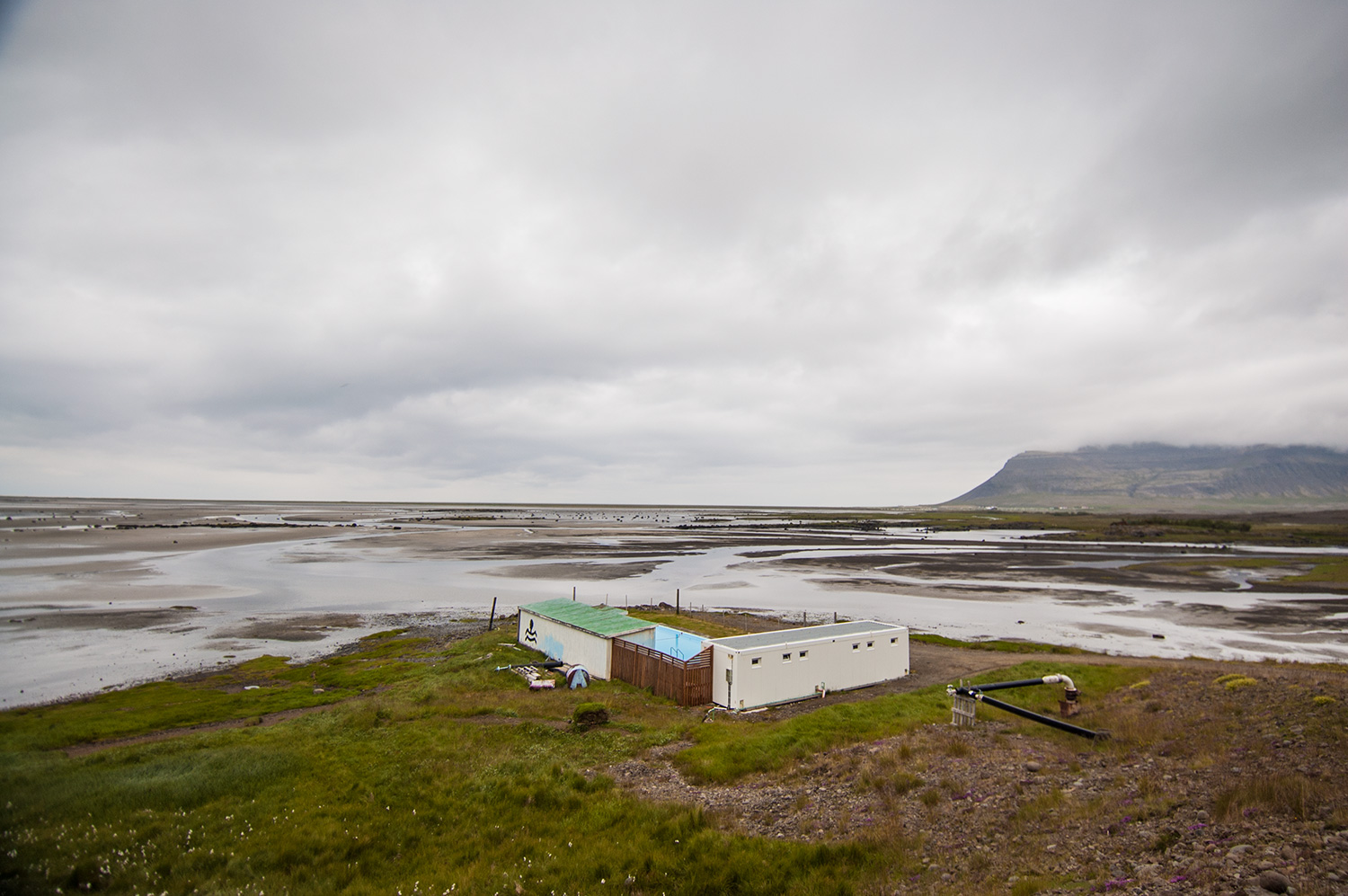Ce qui a attiré notre attention en premier, c'est cette piscine chaude au milieu de rien... mais avec une vue incroyable. Juste devant le guesthouse.
