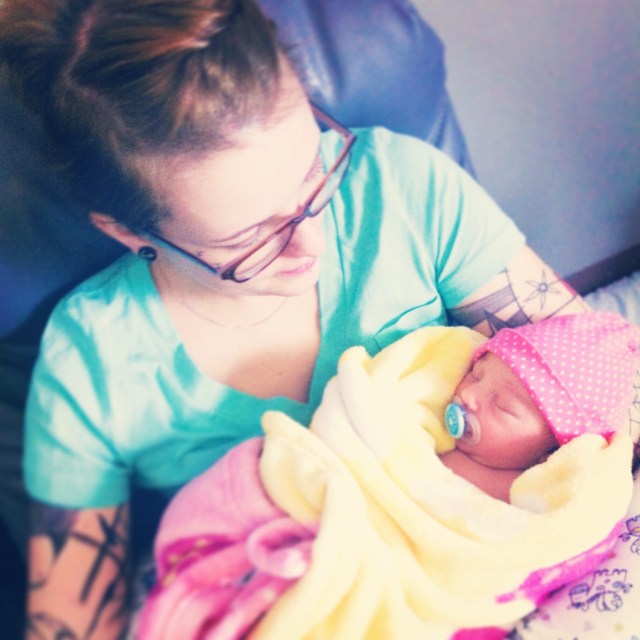 À défaut de pouvoir tenir mon enfant, j'en profite auprès des petites de mes amies. 